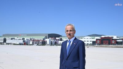 Bakan Uraloğlu: “İHA Kayıt Sistemi’nde kayıtlı İHA sayısı 94 bin 230’a ulaştı” Ulaştırma ve Altyapı Bakanı Abdulkadir Uraloğlu, İnsansız Hava Aracı (İHA)