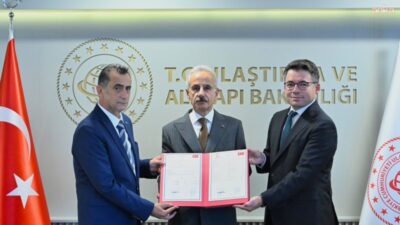 Ulaştırma ve Altyapı Bakanı Abdulkadir Uraloğlu, TÜRASAŞ tarafından üretilen yerli