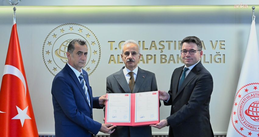 Ulaştırma ve Altyapı Bakanı Abdulkadir Uraloğlu, TÜRASAŞ tarafından üretilen yerli