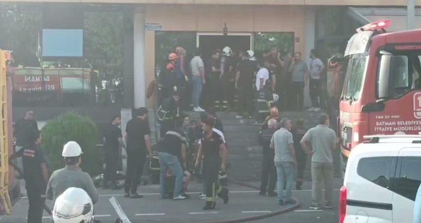 Batman’da spor salonundaki yangına ilişkin Valilikten yapılan açıklamada, “Hastaneye kaldırılan