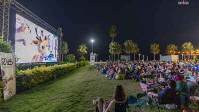 Mersin Büyükşehir Belediyesi, Kültür Park’ta kurduğu dev ekranda açık hava