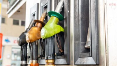 Motorinin ardından benzine de indirim göründü. Benzine, bu geceden geçerli