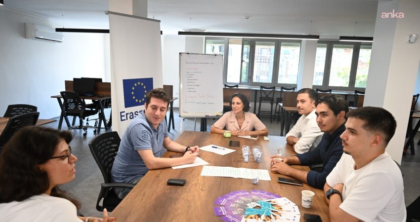Beşiktaş Belediyesi, "12 Ağustos Uluslararası Gençlik Günü" kapsamında gençlerin kent