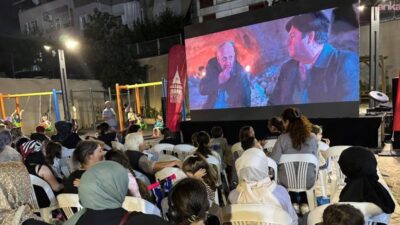 Beyoğlu’nda ilçe sakinlerine nostaljik bir atmosfer yaşatan açık hava film