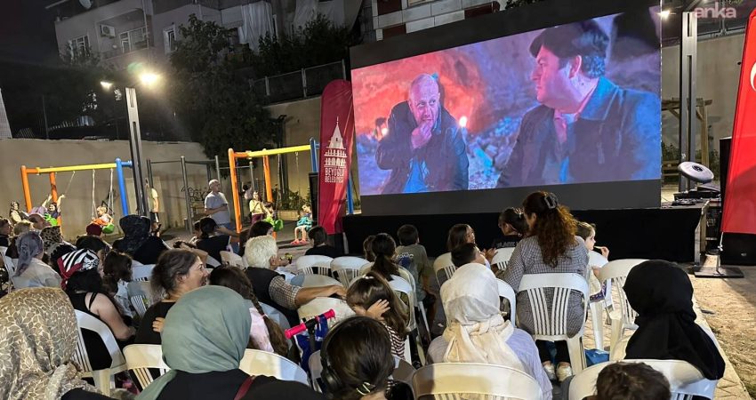 Beyoğlu’nda ilçe sakinlerine nostaljik bir atmosfer yaşatan açık hava film