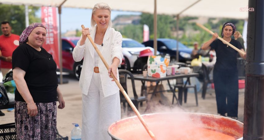 Bilecik Belediye Başkanı Subaşı, salça yapım günlerinde vatandaşlarla buluştu Bilecik Belediye Başkanı Melek Mızrak Subaşı, Bilecik Belediyesi tarafından gerçekleştirilen