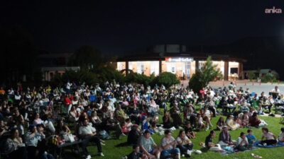 Bilecik Belediyesi'nin "Sinema Geceleri" etkinliği kapsamında çocuklara ve yetişkinlere yönelik