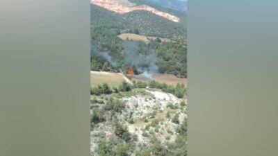 Bilecik’in Vezirhan beldesinde ormanlık alanda çıkan yangın, ekiplerin havadan ve