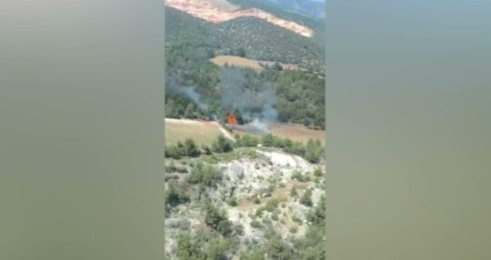 Bilecik’in Vezirhan beldesinde ormanlık alanda çıkan yangın, ekiplerin havadan ve