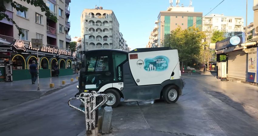 Bornova Belediye Başkanı Eşki’den Küçükpark’ta sabah mesaisi Bornova Belediye Başkanı Ömer Eşki mesaiye, Küçükpark’ta başladı ve çalışmaları
