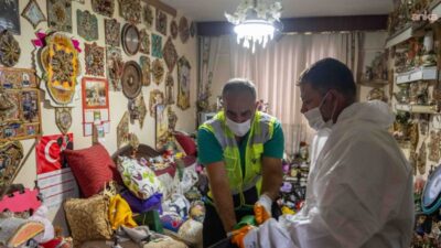 Bornova Belediyesi çöp evi temizledi Bornova Belediyesi, çevreye yaydığı kötü kokular nedeniyle mahalle sakinlerinin kabusu