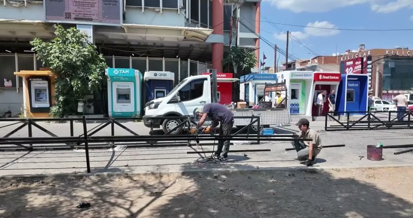 Bornova Belediyesi, Küçükpark’taki trafik yoğunluğunu azaltmak amacıyla kurduğu Motokurye Parkı’nın