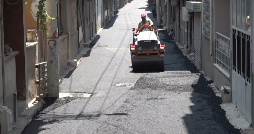 Bornova Belediye Başkanı Ömer Eşki, Çamdibi bölgesinde yürütülen asfalt serim