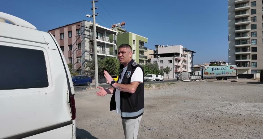 Bornova’da kaldırım ve yol işgallerine sıkı denetim Bornova Belediyesi Zabıta Müdürlüğü ekipleri, Yeşilova Mahallesi’nde yaya ve araç