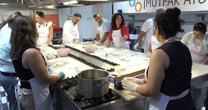 Bornova'da muhtarlar, Bornova Belediyesi’nin EVKA-3’teki Mutfak Atölyesi’nde düzenlenen "makarna yapımı"