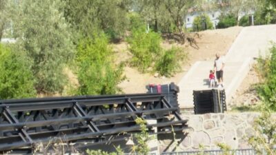 İzmir Büyükşehir Belediyesi, Bostanlı Deresi'nde yapımını sürdürdüğü yaya köprüsü çalışmalarında