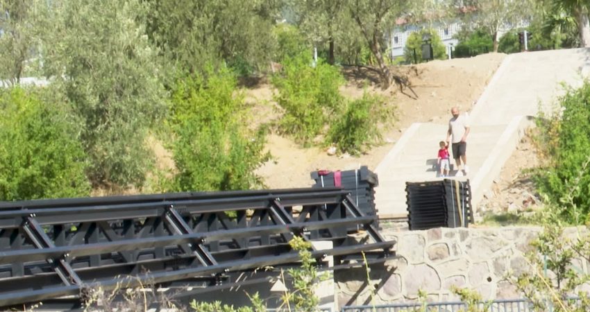 Bostanlı Deresi’ne yaya köprüsü: 10 dakikalık yol 1 dakikaya inecek İzmir Büyükşehir Belediyesi, Bostanlı Deresi'nde yapımını sürdürdüğü yaya köprüsü çalışmalarında