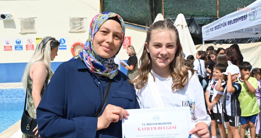 Bozüyük Belediye Başkanı Bakkalcıoğlu, Yaz Spor Okulları’nı tamamlayan öğrencilere sertifikalarını verdi Bozüyük Belediyesi Yaz Spor Okulları yüzme kursunu başarı ile tamamlayan