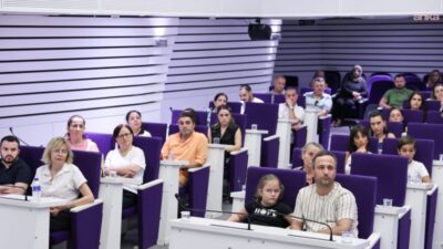 Buca Belediyesi’nin düzenlediği “Görünmeyeni Görmek” seminerinde konuşan Psikolog Pelin Ekemen