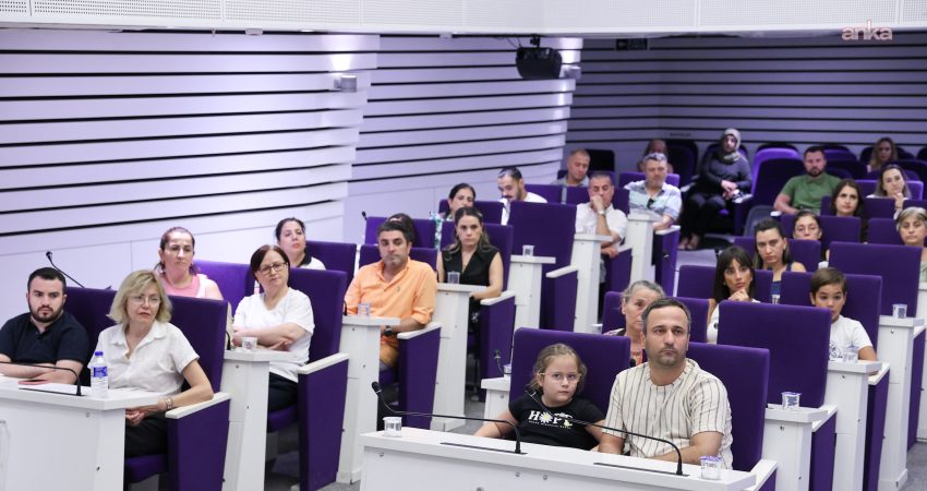 Buca Belediyesi’nin düzenlediği “Görünmeyeni Görmek” seminerinde konuşan Psikolog Pelin Ekemen