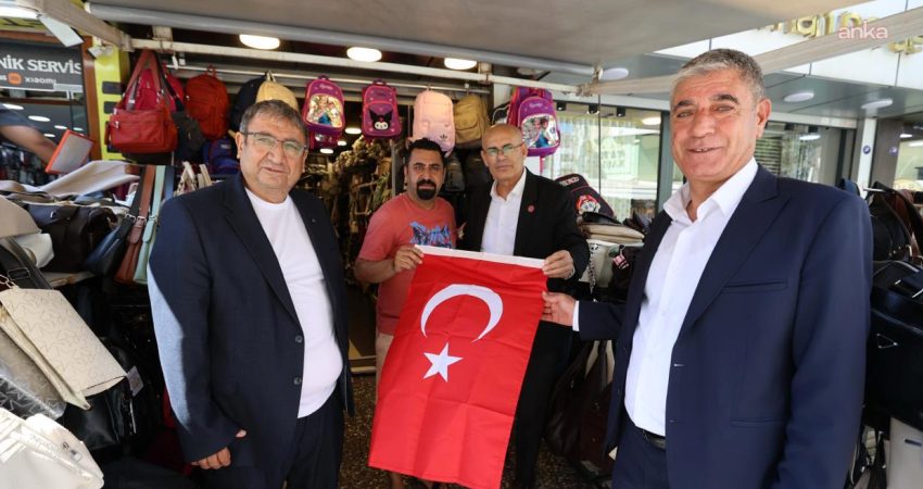 Buca’da 30 Ağustos Zafer Bayramı öncesi esnafa bayrak dağıtıldı Buca Belediyesi Başkan Vekili Hüseyin Benzer, 30 Ağustos Zafer Bayramı’nın