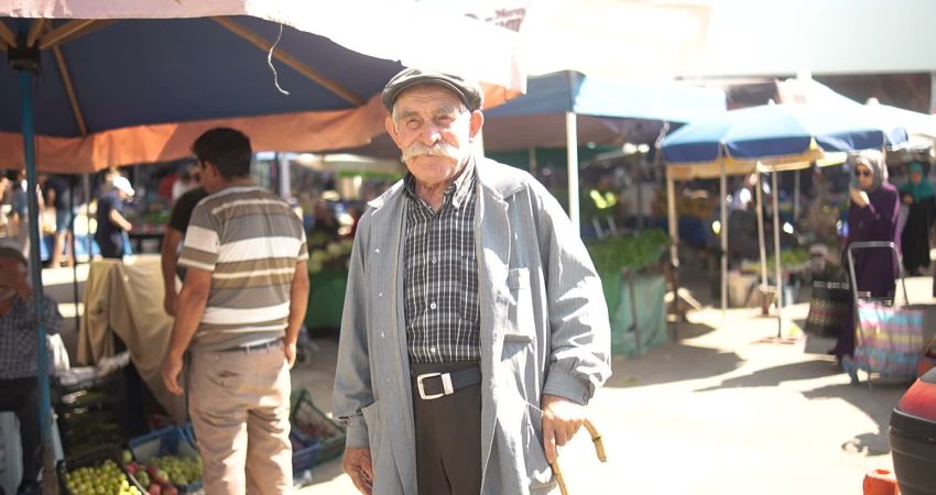 Burdur Belediye Başkanı Ali Orkun Ercengiz, Salı Pazarı'ndaki esnaf ve