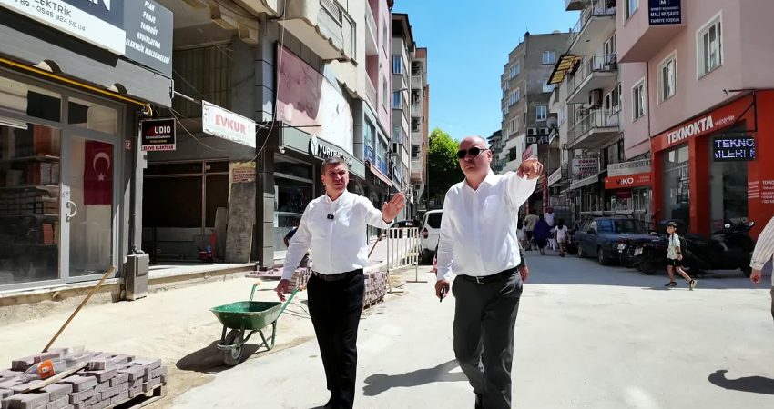 Burdur Belediyesi, Özgür Mahallesi’ndeki Cümbüşlü Caddesi’nde kaldırım ve yol yenileme