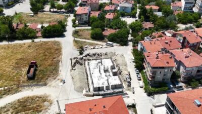 Burdur Belediye Başkanı Ali Orkun Ercengiz, Şirinevler Mahallesi'nde yapımına başlanan kreşin