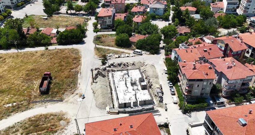 Burdur Belediye Başkanı Ali Orkun Ercengiz, Şirinevler Mahallesi'nde yapımına başlanan kreşin