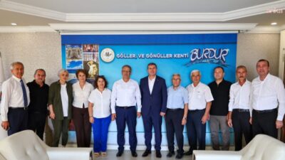 Burdur Kent Konseyi Başkanlığı’na yeniden seçilen Orhan Akın ve Yürütme