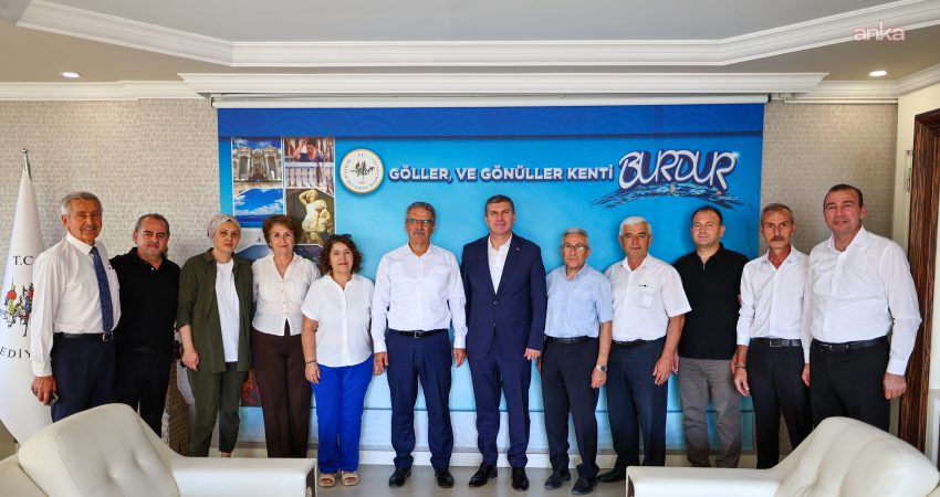 Burdur Kent Konseyi Başkanlığı’na yeniden seçilen Orhan Akın ve Yürütme