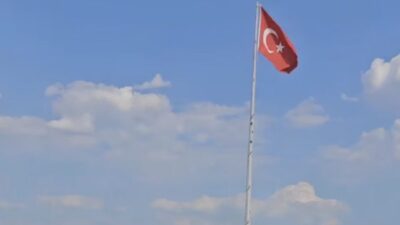 Burdur’da Avşar Tepe’de bulunan Türk Bayrağı’na av tüfeğiyle ateş edilerek