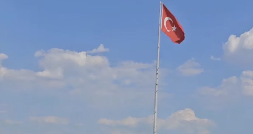 Burdur’da Türk Bayrağı’na tüfekle zarar verildiği iddiası Burdur’da Avşar Tepe’de bulunan Türk Bayrağı’na av tüfeğiyle ateş edilerek