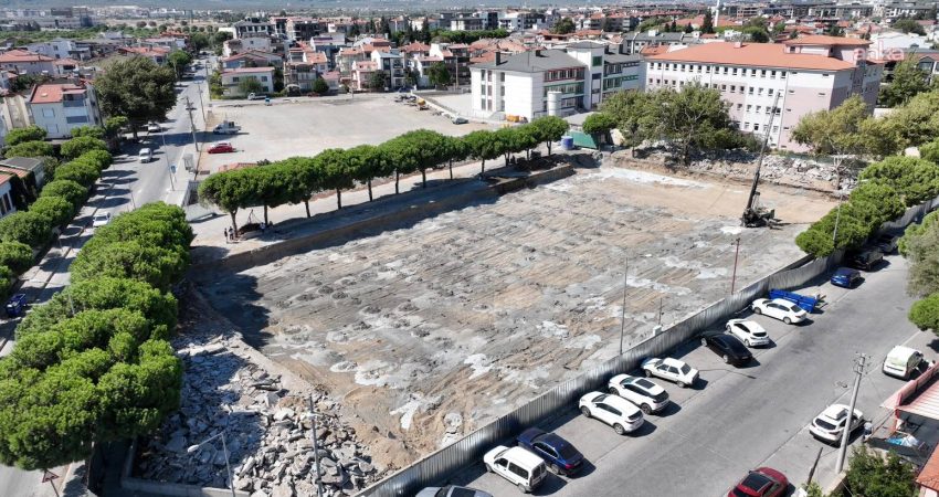 Burhaniye Belediyesi’nden Bahçelievler Pazar Yeri’nde zemin iyileştirme çalışması Burhaniye Belediye Başkanı Ali Kemal Deveciler’in seçim vaatleri arasında yer