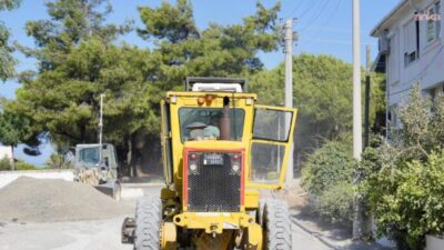 Burhaniye Belediyesi Fen İşleri Müdürlüğü ekipleri, ilçe genelinde yol yapım,