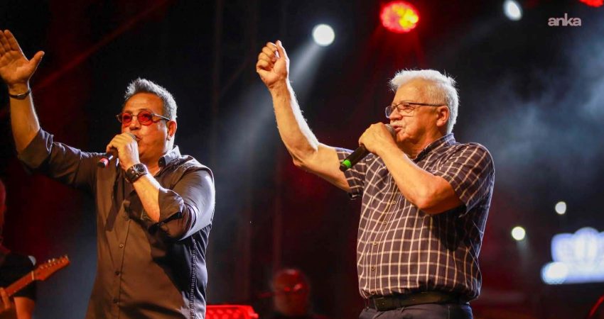 Burhaniye Belediyesi’nin “Zafer Haftası Şenlikleri” kapsamında düzenlediği fener alayına binlerce