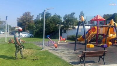 Burhaniye Belediyesi Park ve Bahçeler Müdürlüğü ekipleri, ilçe genelindeki park,