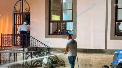 Burhaniye Belediyesi ekipleri, ilçe genelinde ortak yaşam alanlarının daha temiz ve