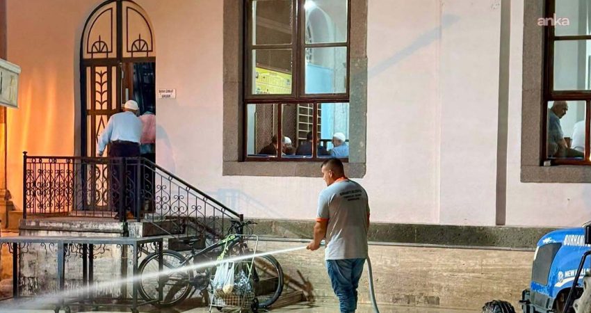 Burhaniye Belediyesi ekipleri, ilçe genelinde ortak yaşam alanlarının daha temiz ve