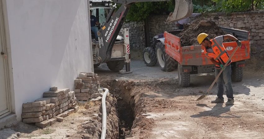 Bursa Büyükşehir Belediyesi, kırsal mahallelerde altyapıyı güçlendirme çalışmaları kapsamında Keles
