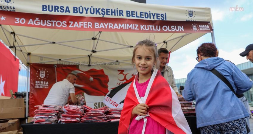 Bursa Büyükşehir Belediyesi, 30 Ağustos Zafer Haftası kapsamında kentin farklı