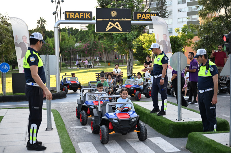 Mersin Büyükşehir Belediyesi’nin Trafik Park’ta düzenlediği eğitimde çocuklara trafik kuralları