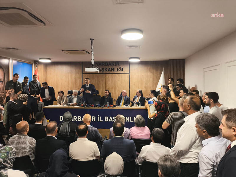İçişleri Bakanı Çiftçi’den Diyarbakır’da “Terörsüz Türkiye” mesajı: Tarihi bir dönemece girdik, 50 yıllık prangalardan kurtulacağız İçişleri Bakanı Mustafa Çiftçi, Diyarbakır’daki temasları kapsamında “Terörsüz Türkiye” sürecine
