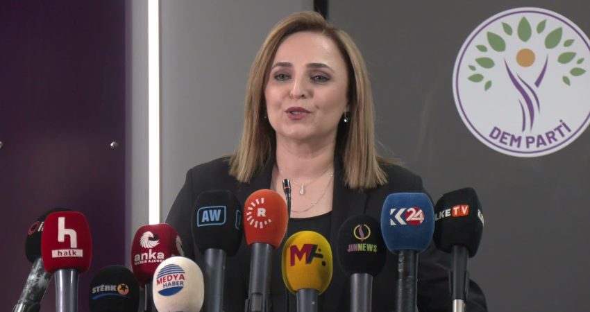 “Çerçeve Yasa”nın uygulanması… Ayşegül Doğan: “Riskler artmasın diye gereken her şey gerektiği süre içerisinde yapılmalı, uygulanmalı” DEM Parti Sözcüsü Ayşegül Doğan, Cumhurbaşkanı Recep Tayyip Erdoğan ile