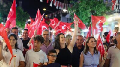 Çeşme’de 30 Ağustos Zafer Bayramı coşkuyla kutlandı Çeşme’de 30 Ağustos Zafer Bayramı, düzenlenen tören ve etkinliklerle büyük