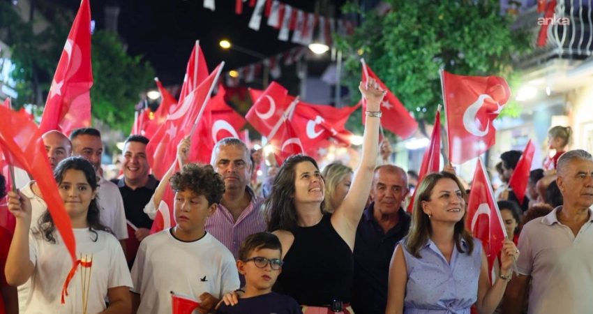 Çeşme’de 30 Ağustos Zafer Bayramı coşkuyla kutlandı Çeşme’de 30 Ağustos Zafer Bayramı, düzenlenen tören ve etkinliklerle büyük