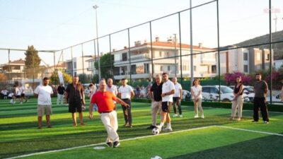 Çeşme Belediyesi’nin ilçe genelinde yenilediği halı sahalar, “Yenilenen Halı Sahalarda