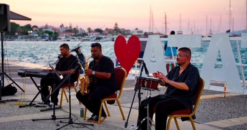 Çeşme Belediyesi, baştan sona yenilenen Çiftlikköy Sahili'ni müzikle buluşturmaya hazırlanıyor.