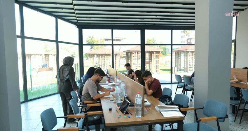 Ceyhan Belediyesi’nden eğitime her kademede destek Ceyhan Belediyesi, 6 Ocak Kurtuluş Kent Meydanı’ndaki kütüphanede sınavlara hazırlanan