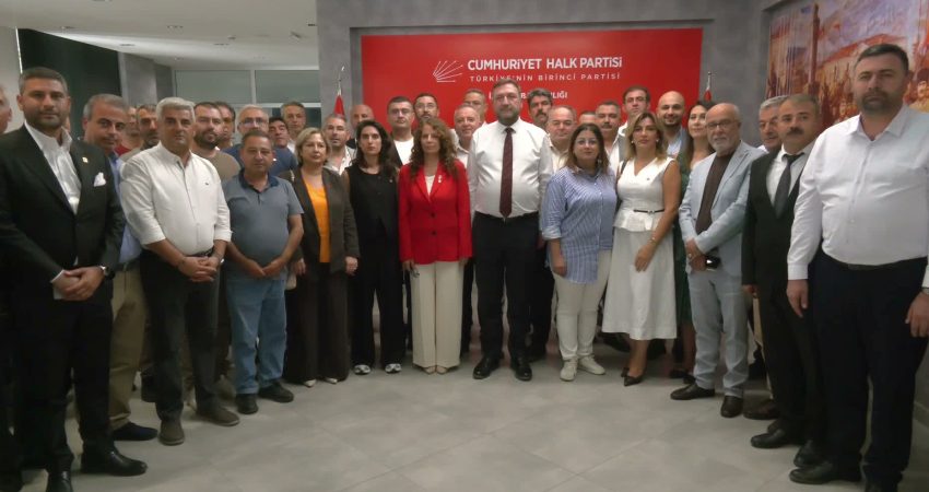 CHP İzmir’de ilk toplantı: Gümrükçü 30 ilçe başkanıyla bir araya geldi CHP İzmir İl Başkanı Utku Gümrükçü, göreve gelmesinin ardından 30